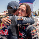 Cristina Gutiérrez se abraza a su copiloto Francois Cazalet tras finalizar el Dakar en tercer puesto de su categoría. ECB