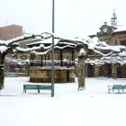 La plaza Mayor de Quintanar amaneció ayer cubierta por un blanco manto.-R. F.