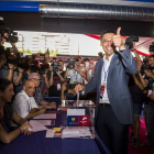 Josep Maria Bartomeu ha sido el primero de los cuatro candidatos en depositar su voto en la urna.-Foto: JORDI COTRINA