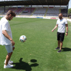 Aitor Granados y Luis Ángel pelotean tras su presentación.-GIT