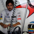 Fernando Alonso descansa en su box de Hockenheim (Alemania).-AFP / PATRIK STOLLARZ