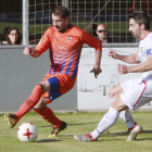 El jugador del Promesas Gallo contra la pelota ante la presión de Pablo, del Bupolsa.-ISRAEL L. MURILLO