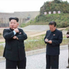 El líder norcoreano Kim Jong-un visitando una central hidroeléctrica en una fotografía publicada el 14 de setiembre por Rodong Sinmun, el rotativo oficial Partido Comunista de Corea del Norte.-RODONG SINMUN