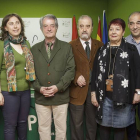 Algunos miembros de la candidatura de Progresa Burgos posan en la sede del partido.-SANTI OTERO