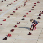 Zapatos rojos colocados cuidadosamente en la plaza Habima de Tel Aviv en una protesta contra la violencia contra las mujeres.-ODED BALILTY (AP)
