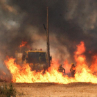 A pesar de su espectacularidad, el incendio arrasó  terrenos de matorral y monte bajo, tras declararse en una zona agrícola.-G.G.