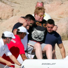 Elton John, cogido en volandas por sus guardaespaldas en la playa de Porto Cervo, en la isla de Cerdeña.-GTRES