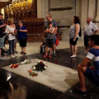 Turistas ante la tumba de Franco en la basílica del Valle de los Caídos.-JOSÉ LUIS ROCA
