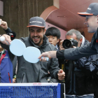 Fernando Alonso bromea en el circuito de Shangai.-TORU TAKASHASHI / AP