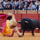 Morenito recibe al toro de rodillas.-APLAUSOS