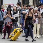 Turistas en Barcelona.-