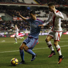 Mesa protege el balón en el choque disputado el pasado domingo en Vallecas.-LFP
