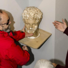 Los asistentes emplearon su sentido del tacto para reconocer algunas figuras.-D.S.M.