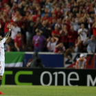 Aleix Vidal celebra uno de sus goles al Fiorentina.-Foto:   REUTERS / MARCELO DEL POZO