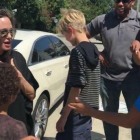 Allen y Brandon Alexander junto a Angelina Jolie.-YOUTUBE