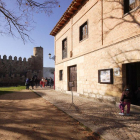 Los visitantes tienen en el castillo roquero de Frías su punto de referencia.