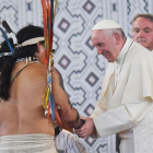 Francisco (derecha) saluda a un representante indígena en el Coliseo de Madre de Dios, en Puerto Maldonado, el 19 de enero.-EFE / LUCA ZENNARO