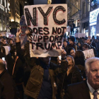 'Nueva York no apoya a Trump', reza un cartel durante una protesta frente a la Trump Tower de Nueva York.-AFP / MANDEL NGAN