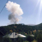 Imagen del humo que ha ocasionado la explosión del camión bomba en el control militar turco.-EL PERIÓDICO
