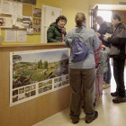 Varios visitantes solicitan información en el Museo.-G.G.