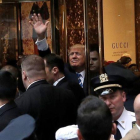 Trump saluda a sus seguidores desde la Trump Tower.-REUTERS / MIKE SEGAR