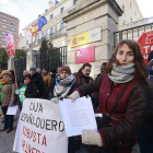 Miembros de la plataforma se manifestaron ante la Subdelegación.-RAÚL G. OCHOA