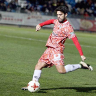 Kevin se dispone a golpear el balón en un choque con el Guijuelo de la pasada campaña.-TWITTER/@CLUBDEPGUIJUELO