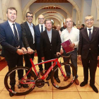 Autoridades y miembros de la organización posan antes de la presentación oficial de la Vuelta a Burgos 2017, ayer, en el Monasterio de San Agustín.-RAÚL OCHOA