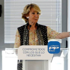 La presidenta del PP de Madrid, Esperanza Aguirre, durante su visita al Centro de Servicios Sociales 'Fuerte de Navidad'.-Foto: EFE