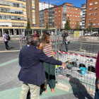 Carolina Blasco y Jorge Berzosa en la plaza Santiago durante el pasado verano. ECB