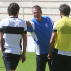 Ángel Viadero da instrucciones a sus jugadores durante un entrenamiento en El Plantío-Raúl G. Ochoa