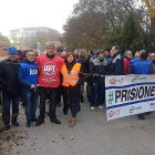 Los representantes sindicales encabezaron ayer la concentración a las puertas del penal burgalés.-ECB