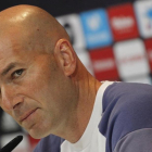 Zinedine Zidane, durante una rueda de prensa en Valdebebas.-EFE / VÍCTOR LERENA