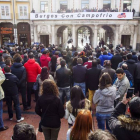 Decenas de trabajadores y familiares siguieron, desde la Plaza Mayor, la colocación de la pancarta en el balcón del Ayuntamiento.-SANTI OTERO