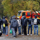 Migrantes acompañados por miembros de la seguridad civil francesa, a su llegada a un nuevo alojamiento en Sarcelles, en el norte de París, este viernes.-AFP / FRANÇOIS GUILLOT