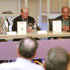 Luis Conde (i.) y Gustavo Martín Garzo flanquean a Antonio Bouza, director y alma de ‘Artesa’.-Raúl Ochoa