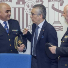 A la izquierda, Jesús María Nogales, junto al subdelegado y el jefe superior de Policía.-SANTI OTERO
