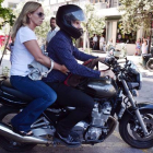 El ya exministro de Finanzas griego, Yanis Varoufakis, y su mujer, Danae Stratou, encima de una moto a la puerta de su casa, en Atenas.-Foto:   AFP / LOUISA GOULIAMAKI