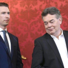 El canciller austriaco y presidente del OeVP, Sebastian Kurz (izquierda), y el líder de los Verdes y nuevo vicecanciller, Werner Kogler, durante la ceremonia de juramento del nuevo gobierno de coalición.-HANS KLAUS TECHT (DPA)