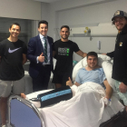 Carvajales recibió la visita del doctor Salvat, del preparador físico, Jorge Rueda, y de los compañeros Andu Masuyama y Facundo López.-ECB