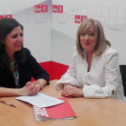 Esther Peña con la presidenta de la Asociación de Peluquerías de Burgos, Natividad Fernández, ayer, en la sede del PSOE.-D.S.M.