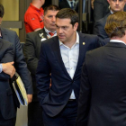 El primer ministro de Grecia, Alexis Tsipras, sale de la primera jornada de la cumbre de jefes de Estado y de Gobierno de la Unión Europea.-Foto: EFE