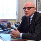 El abogado belga de Puigdemont, Paul Bekaert, en su despacho.-/ ERIC VIDAL (REUTERS)