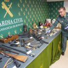 La Guardia Civil expone el arsenal incautado en Miranda de Ebro.-SANTI OTERO