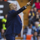 El técnico del Valencia, Pako Ayestarán, durante el partido ante el Sevilla de la pasada temporada.-MIGUEL LORENZO