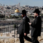 Ultraortodoxos israelís en el Monte de los Olivos de Jerusalén.-AFP / THOMAS COEX