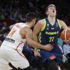 El pívot de España Willy Hernangómez (i) hace falta al jugador de Eslovenia Luka Doncic (d), durante el partido de semifinal del Eurobasket 2017 disputado hoy en el Sinan Erdem Arena de Estambul.-EFE