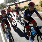El ciclista británico del equipo Sky, Chris Froome (c), virtual ganador de la Vuelta Ciclista a España, brinda con cerveza junto a su equipo durante la última etapa de La Vuelta a España con salida en Arroyomolinos y meta final en Madrid.-EFE / JAVIER LIZÓN