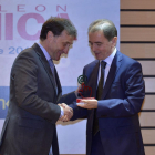 Gómez Barahona recibe el reconocimiento.-ECB