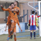 David y Dani Aparicio festejan el gol de la victoria-Raúl G. Ochoa